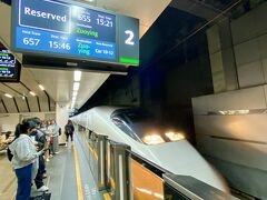 高鐡窓口そばのエレベーターで直接ホームに降りて。
エレベーター使うと改札を通らないから、前は駅員さんが切符に
スタンプを押してたけど、今の切符ではQRコード読み取り式に
変わってました。

台北駅、15時21分発の新幹線に乗って。