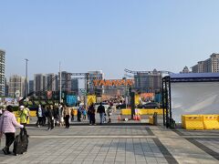たった二駅、20分で高鐡桃園駅に到着。
地下鉄へ乗り換えついでに駅前のランタンフェスメイン会場の
ウェルカムゲート辺りだけ眺めて。