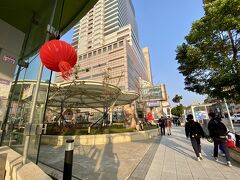 16時半頃、桃園駅から地下鉄で四駅、15分程で終点の老街渓駅に到着。

桃園空港線は地下鉄だけど、ほぼ地上の高架橋を走ってますが
この老街渓駅は地下駅で、ホテルのそばの出入り口はエレベーターも
エスカレーターもあって楽。　今日の桃園はちょっと風が強い。