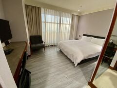 泊まった部屋は28階、窓ありのデラックスダブルルーム
床で大型スーツケース、余裕で2個は広げられる広さ。