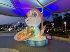 日暮れてきた18時過ぎ、
また地下鉄でランタンフェスメイン会場に向かいます。

駅前広場の、牛肉麺食べてるヘビくんランタン。
しっぽが左右にユ～ラユラと動きます。