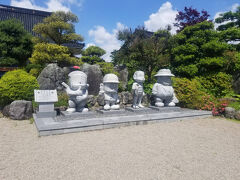 潮風ギャラリーに向かう途中

お寺に　ハットリくんの石像が・・・？
なんと、こちらの　お寺は　藤子先生の生家だそうです。