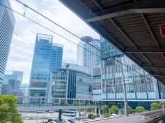 埼玉在住の高校時代の友達に、万博に行く事を話したら、行きたいけど関東からだと交通費もバカにならないし…って言われましたけど、東京のイベントやらテーマパーク、気になるお店に行くとなったら、関西から行くとなると毎回交通費かかってるし、今回くらいは関西在住の優越感に浸らせてくれ～って思いました。　

・・・とか言いながらも、滋賀の田舎から行くとなったら中途半端に遠いし、最近都会に遊びに行く事もあんまりなくなってしまったこともあり、翌日、神戸や大阪でちょっと行きたいところもあったので、今日は大阪のホテルに泊まっちゃいまーす。　これが、インバウンド観光客の影響で、東京のように1泊2万とかかかるなら意地でも日帰りにしてますが、大阪は金曜日の宿泊ならそこまで高くなってないです…今のところはね。

身軽に動きたいので、コインロッカーに荷物を預けたいと思ってたのですが、万博会場はキャリーケースなどの大きな荷物持ち込み禁止とか、荷物預けがめっちゃ高額(1つ1万円?!)なんて噂を聞いてたので、JR大阪駅の改札構内のコインロッカーに預けてから出かけたかったのです。　思いの外、コインロッカーが空いてなくて駅構内をウロウロ。　キャリーケースを持って行ってしまうと、コインロッカーも小サイズだと入らなくてますますロッカーの空きを探すのが大変になってしまうと思ったので、敢えて紙袋で持参したのですが、結局ようやく空いてるのを見つけたら、キャリーケースサイズでした^^;