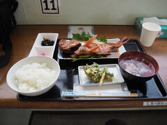 よっちゃーれセンター食堂でキンメダイの煮つけをいただきます。食べた回数は少ないですが、今まで食べた中で一番美味しいキンメダイの煮つけでした。