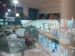 それからほどなくしてドバイに到着。
建物に入ったところでツアーの皆さんと合流し、歩いて移動していきます。
あまりにも広大な空港で迷子になりそう…