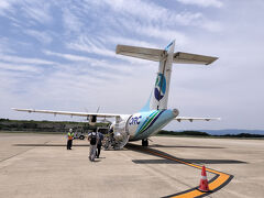 長崎空港から福江島へ　飛行機だと30分です。
ボーディングブリッジを使わず、地表から（飛行機に格納されている）階段で搭乗します。

福江港近くでレンタカー手続き。
福江空港→福江港の間の移動はレンタカー会社が手配したタクシーでした。（料金はレンタカー会社持ち）
このとき、レンタカー屋さんでいただいた地図が見やすかったです。