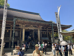 熊野那智大社と一体の寺院として発展した那智山青岸渡寺。明治維新後の神仏分離令の際は「寺僧の支配権は奪われ、廃仏毀釈の嵐が荒れ狂って、貴重な寺宝は滅失し、由緒ある堂宇は破壊され、荒廃は目を覆うもの」があったそうです（HPより）。それでも、熊野詣での巡礼者は続き、西国三十三所観音巡礼の一番札所として復興しています