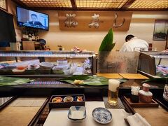 大門福寿し
飛行機の到着時間が読めないので
到着日の夕食の予約は出来ないなと思い予約してなかったのですが、初日の夜からお鮨がいただけて良かったです。
反対にこの時間だから入れたそうで
早い時間だと予約なしでは厳しいそう。