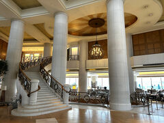 東京・お台場『ヒルトン東京お台場』2F

ロビーフロアの写真。

エントランスを入ると、アロマの香りが漂います。
『ヒルトン東京お台場』で使用されているアロマは、Air Aroma Japan
（エアアロマジャパン）社が手掛けた「Sencha（センチャ）」という
種類のアロマで、『ヒルトン東京』と同じ香りです。

【シースケープ テラス・ダイニング 】でも花火を鑑賞できますが、
私たちは右奥のレストランに向かいます。