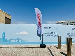 小ぢんまりした空港です。
ホテルにお願いしていたタクシーとスムーズに合流しました。(20€ 現金のみ)

空港から市内へのアクセスはタクシー、路線バス、エアポートシャトルがあります。スーツケースを持っていたので、最も簡単で楽なタクシーにしました。