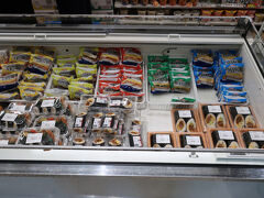 空港2階のコンビニで，お土産の「ポー玉」を購入しました。