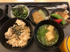 ドーミーイン松山の朝食バイキングを、
かなり楽しみにしていた。
名物の鯛めしもある。