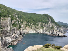 灯台のまわりの断崖と海の色、素晴らしいです。