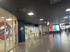 ブリュッセル南駅到着。 
フランス語でGare de Bruxelles-Midi
オランダ語でStation Brussel-Zuid
と2つ表記がありました。
ユーロスターを降りてみたら、きれいな新し目の駅でした。
ブリュッセル中央駅に行く列車を探してみたけれど、わからなかったので
歩いてグランプラスまで行くことにしました。
