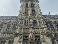 こちらはブリュッセル市庁舎。

大きくて高くて真下では全景が入らない。
