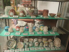 けっこうな勢いで雨も降っているし、室内でできることで調べると
絵付けか陶芸になるよね。
当日予約なしでも受付けているかもと駅ですすめられた
【信楽陶芸村】に来ました。