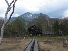 今日のトレッキングの折り返し地点にある龍宮小屋です。計画通り正午に到着しましたので小屋の前にあるベンチで昼食休憩にしました。