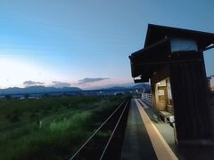 そのまま戻る・・・ではなくもうひとつ！
夫とは近くのショッピングセンターで分かれて最寄りの駅に来ました。

日が沈んできていい雰囲気になってきたよ。