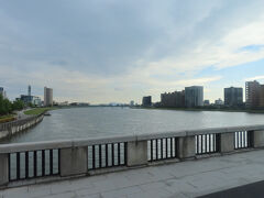 新潟のシンボル萬代橋を渡り