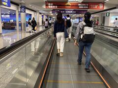 香港到着、なんかとても早かったっす。12時前に着陸したのでのんびりできるなぁと思ったのも束の間、入国審査がなかなかの列をなして結局は予定通りの時間に。