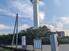 五稜郭タワーは公園側から見るとこんな感じです。