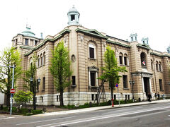 日本銀行旧小樽支店（金融資料館）
゛建物は、赤レンガで有名な東京駅の設計者・辰野金吾や長野宇平治らが設計し、１９１２（明治４５）年７月に完成しました。外観はルネッサンス様式を取り入れ、屋根には５つのドームを配置。外壁はレンガの表面にモルタルを塗り、石造り風に仕上げているのが特徴です。”  と案内されています。