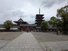 境内へ。
５９３年に聖徳太子により創建された由緒ある仏教寺院。
日本仏法最初の官寺として知られています。
堂塔伽藍は度重なる戦火や天災により被害にあい再建を重ねてきましたが常に寺域と伽藍配置は飛鳥時代創建当初の姿を維持。
１９４５年の空襲によってもかなりの部分を焼失しました。
それでも戦火を免れた建物を中心に飛鳥時代様式で戦後再建されています。

正面に中心伽藍。
内部は有料となっています。
