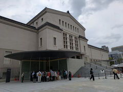 そして大阪市立美術館へ到着しました。

旧住友本邸跡に昭和初期に建築された優雅な建物です。
この時期は大阪万博開催を記念して「国宝展」が開催されていました。
事前に開館時間９：３０入場でＷｅｂ予約しています。
が・・・・予約者だけで大行列です。
ちょうど９：３０ごろに到着したのですがまだ開館してない様子。
何かあった？と心配になる。
そんなこんなで入館まで２０分くらいかかりました。
大人気なんですね～。
