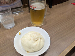 帰りの便は最終便です。伊丹空港１９：４０発。
少し早めの夕食はまたまた「５５１レストラン」へ。

びびママは少し軽めに豚まんと餃子の飲茶系で。
びびパパは海鮮焼きそば＋炒飯セット。