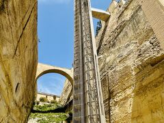 因みにこのエレベーターは、上り１€と有料で下りは無料ですが、スリーシティーズからのフェリー乗船券を見せたら無料で乗れました。
 