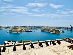 なんという開放感のある景色！
まず目を惹くのは青い海と整然と並ぶ大砲。
対岸のスリーシティーズを臨むこともできます。

ちょうど観光客がいっぱい集まって来ていました。