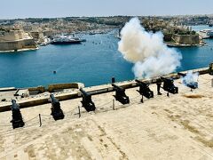 目の前で爆音で大砲が撃たれる瞬間！
想像以上に音の迫力が凄かったです。
本当にびっくり！