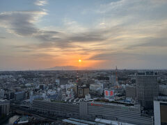今日は夫と夕飯の約束をしてあったので、スカイビルの29階まで行きました。
エレベーターホールからはちょうど綺麗な夕日が見えました。