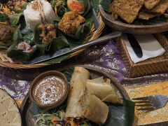 
ウブドらしい建物で、雰囲気がとても良かった。
味もよし。
お値段もよし。
毎日通っても良いくらい素敵なレストランでした。
ガイドブックにも登場しているのですが、ウブドで一番おすすめできるお店です。