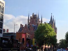 今回宿泊したPullmanHotel前のEustonRdです。右方向は大英図書館とStPancras駅です。今日は反対側方面のラッセルスクエア方向に向かいます。
