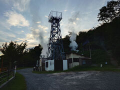 どこへ向かうというとですね、旅館から少し歩いたところにある瀬波温泉噴湯（ふんとう）公園です。ちょっと坂道ですが、ここから瀬波温泉街が一望できるのです。

読んで字のごとく「湯」が噴出している場所です。だってモクモク白い煙が立ってるでしょ？

ちなみに瀬波温泉の開湯は1904年と日本の温泉としてはわりと新しめで、石油の採掘工事中に突如プシューwwwwwと噴き出したんだそうです。
まあ石油資源に恵まれていない日本でも新潟では古来から採掘されており、「燃える水」「臭水（くそうず）」という風に呼ばれてたようですけどね。

中東諸国と比べれば雀の涙にも及ばないくらいの量ですので、日本で石油王になるのは無理ゲーでござる。