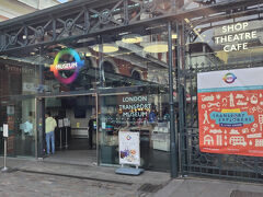 バスに乗りコベントガーデン付近に来ました。交通博物館でお土産を購入します。