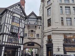 バスに乗りLIBERTYへ。Oxford St沿いのお店でお土産を購入して3日目終了です。