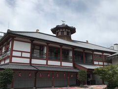 飛鳥乃湯泉。
中庭は絵が敷き詰められてカラフル。

この日はお天気がイマイチで、
どんよりだけれど。