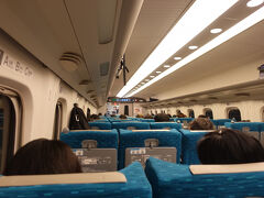 新横浜駅からのぞみ221号に乗ります。8:58新横浜発、11:06新大阪着予定。車イス用座席11Bと介助者用座席11A。今まで利用してきたJR東日本のえきねっとでは車イス座席が予約できないので、今回初めてJR東海のスマートEXを利用しました。