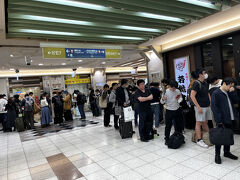 エスカの地下に行列ができている。
右手にできている列はカレーうどんの若鯱家。