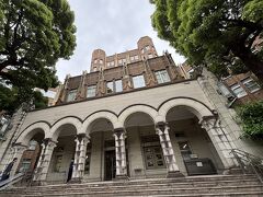 ここが正面入口

内田祥三さん設計
「旧国立公衆衛生院」で鉄骨・鉄筋コンクリート造、スクラッチタイルで覆われたゴシック調の外観で「内田ゴシック」と呼ばれています

「安田講堂」「本郷キャンパス」「駒場キャンパス」が代表作