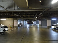 今日宿泊するホテル ザ マンハッタンの駐車場に到着です。
宿泊者は駐車場無料でした。
それもチェックイン日は朝から、チェックアウト日は午後２時まで。
太っ腹です～。