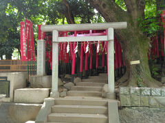 赤坂王子稲荷神社です。稲荷神社ということで、奉納された赤い鳥居が並んでいました。