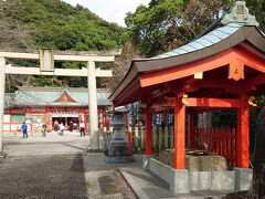 阿須賀神社
資料館に隣接しています。
熊野川河口付近の南岸、蓬莱山の麓に鎮座する古社で、秦の始皇帝の命を受け渡来した徐福一行が訪れた場所です。