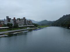 碧潭風景區
　吊り橋と、貸しボート、川を眺めながらのお店等
