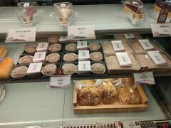 続いて　食芋堂
　歩いて直ぐ　こちらは冷蔵商品が多くて、タロ芋ペーストの加工品が色々
　食べたいけど、要冷蔵だし、ホテルには果物あるし、食べきれない！　
