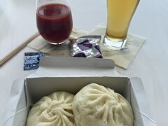 伊丹空港に到着して、ANAラウンジに入りました。
いつものとおり551の豚まん買いました。
