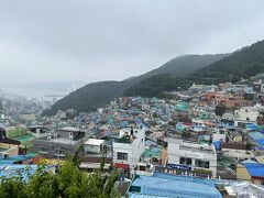 展望台から。
傾斜のきつい山の斜面に沿って小さくてカラフルな家がたくさん建てられています。
左手奥にはすぐ海が見えます。

そのような町の構造は、朝鮮戦争で釜山に流れてきた人たちに住宅を提供する必要からできたそう。