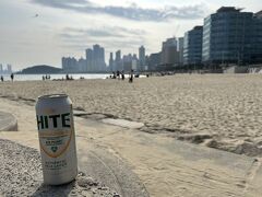 ビーチで缶ビール。
海に入るにはまだ少し寒いですが、お散歩するにはちょうどいい気候。